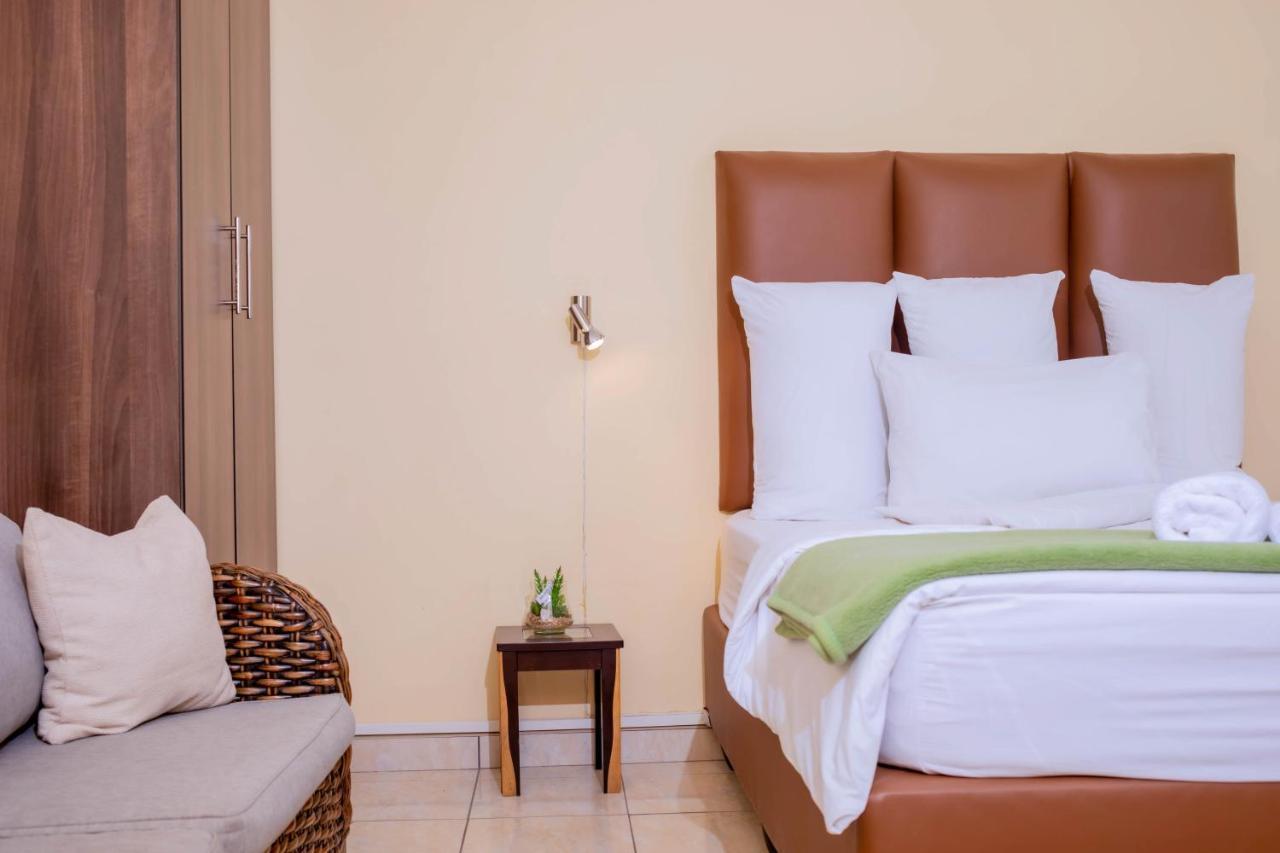 Road House Guest House Omuthiya Екстер'єр фото