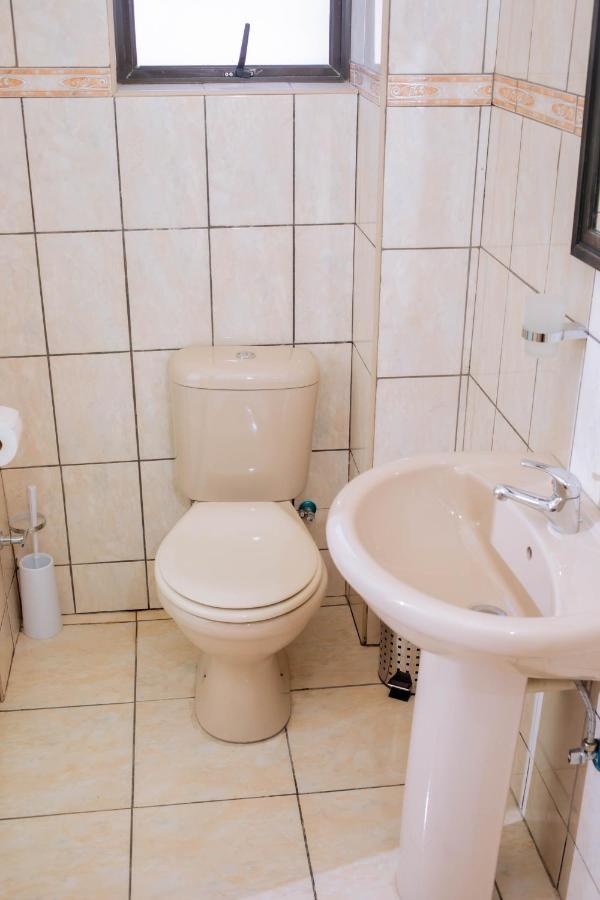 Road House Guest House Omuthiya Екстер'єр фото