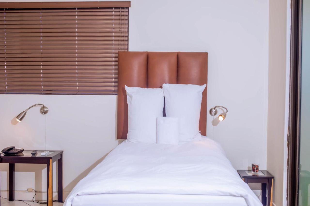 Road House Guest House Omuthiya Екстер'єр фото