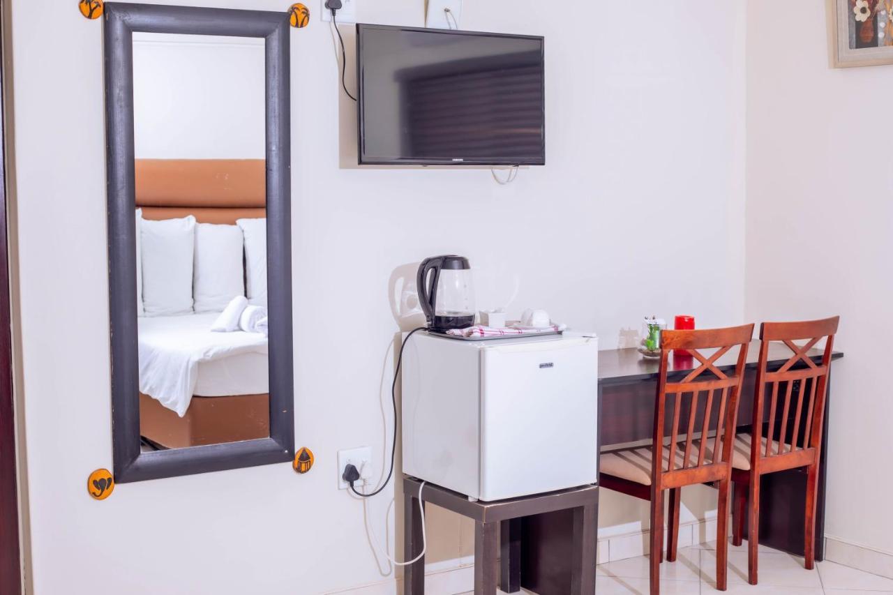 Road House Guest House Omuthiya Екстер'єр фото