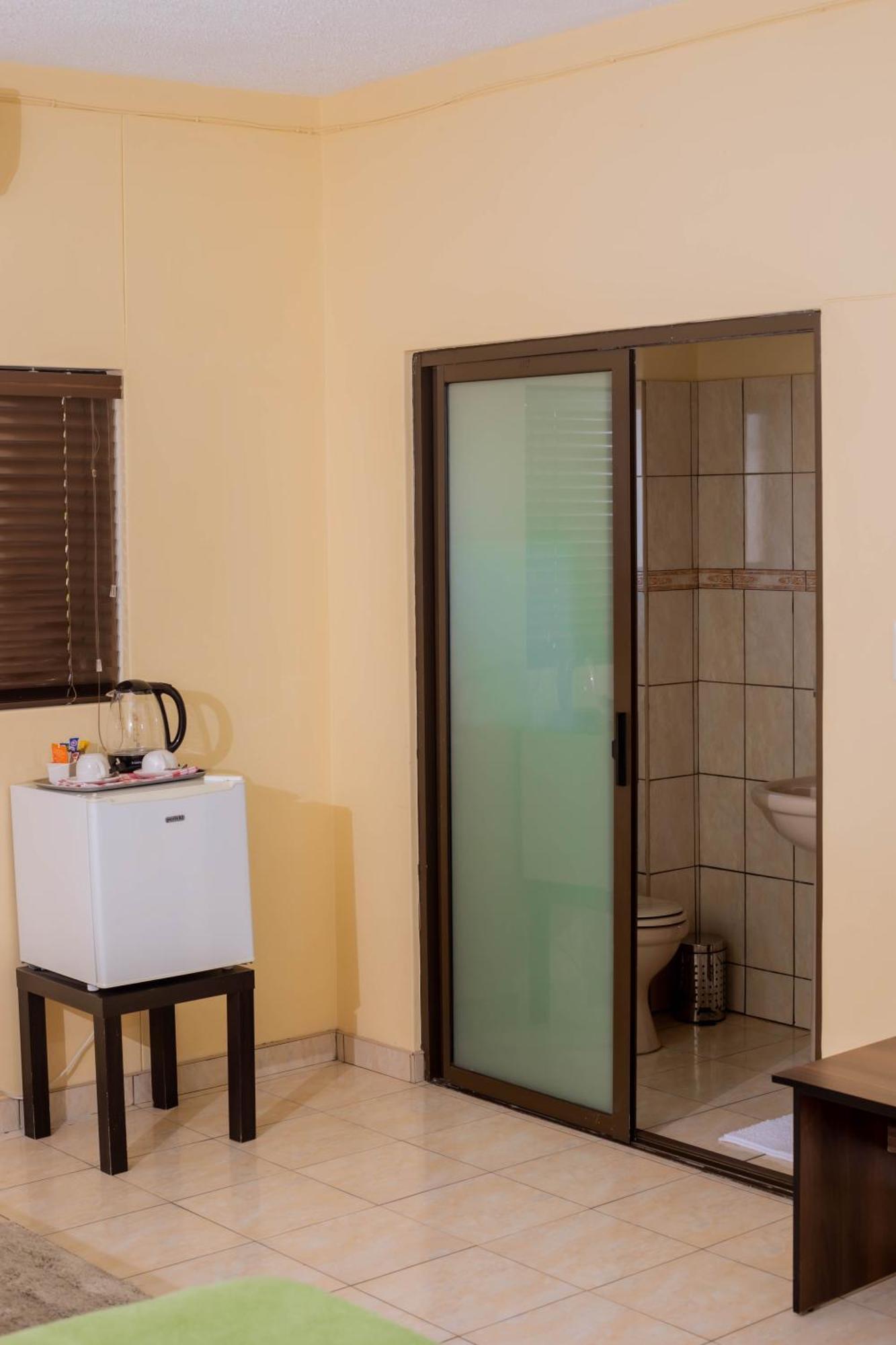 Road House Guest House Omuthiya Екстер'єр фото